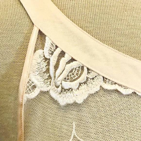 Hanro of Switzerland Short Nightgown in Blush Pink - Picture 5 of 8